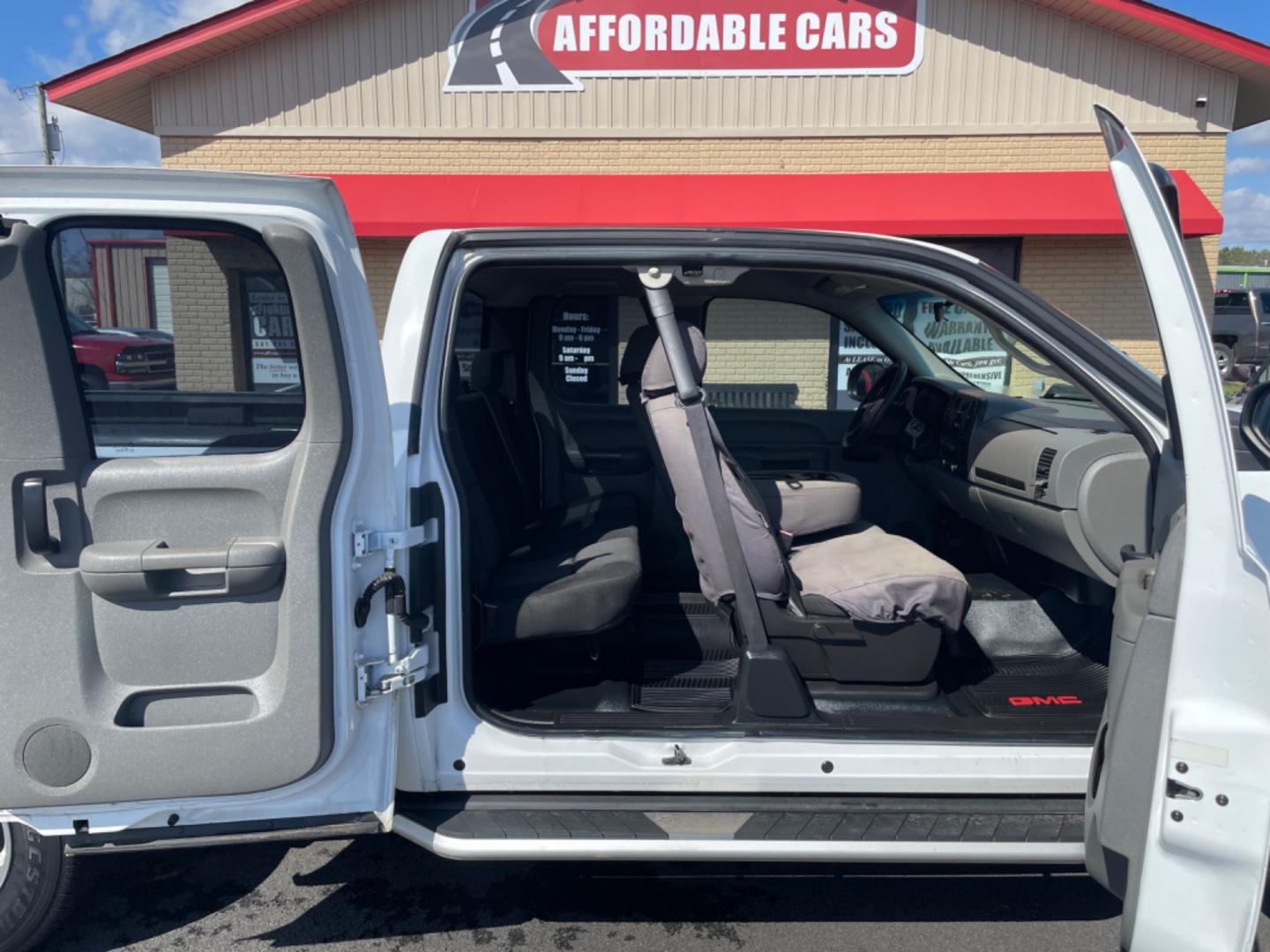 2011 White GMC Sierra 1500 Extended Cab (1GTR1TEX7BZ) with an V6, 4.3 Liter engine, Automatic, 4-Spd w/Overdrive transmission, located at 8008 Warden Rd, Sherwood, AR, 72120, (501) 801-6100, 34.830078, -92.186684 - Photo#9